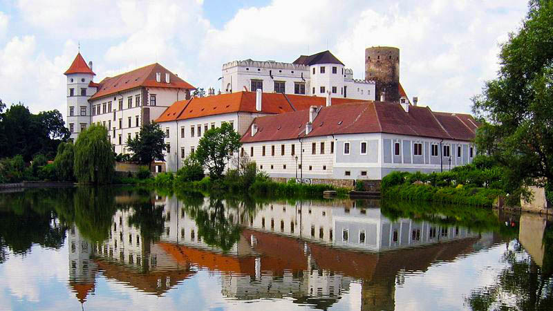 Top-30-pohádkových-hradů-a-zámků-v-České-republice-zamek-jindrichuv-hradec